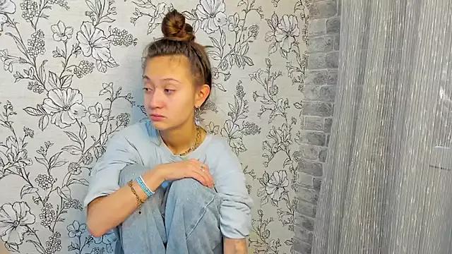 EllaSky_xoxo from StripChat is Freechat