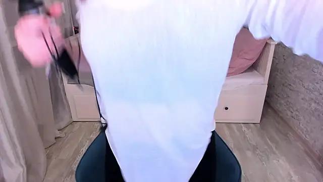 EllaSmithh from StripChat