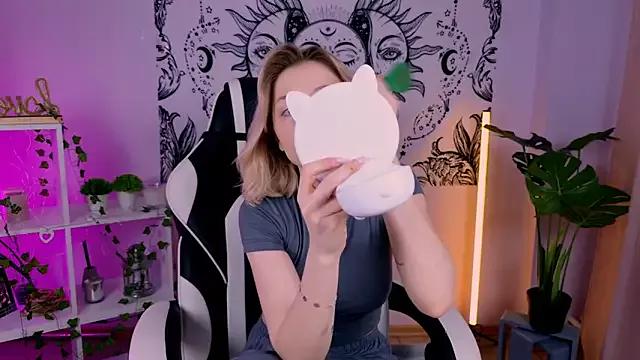 EllySunlover from StripChat