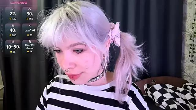 Explore our live girls sluts from our Custom and Multi clubs and checkout exclusive access to highly interactive content, such as shape, hair, titties, pussy type and many more.