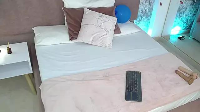Explore our live girls sluts from our Custom and Multi clubs and checkout exclusive access to highly interactive content, such as shape, hair, titties, pussy type and many more.