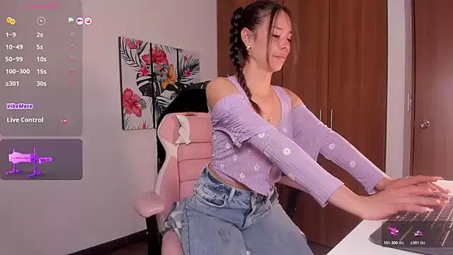 Explore our live girls sluts from our Custom and Multi clubs and checkout exclusive access to highly interactive content, such as shape, hair, titties, pussy type and many more.