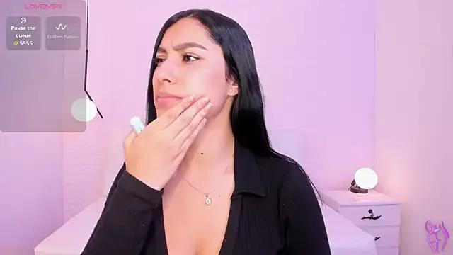 Emily_roux from StripChat is Freechat