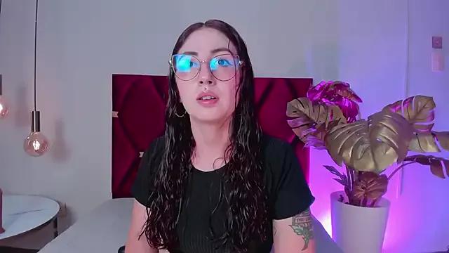 Emilywatsonn from StripChat is Freechat
