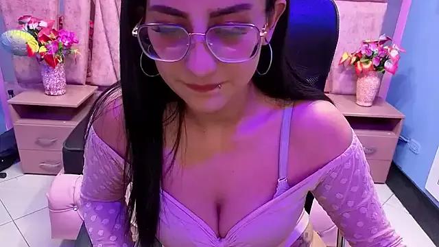 EmilyyEvans_ from StripChat is Freechat