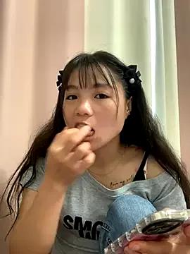 Emlyly-18 webcams show profile image 
