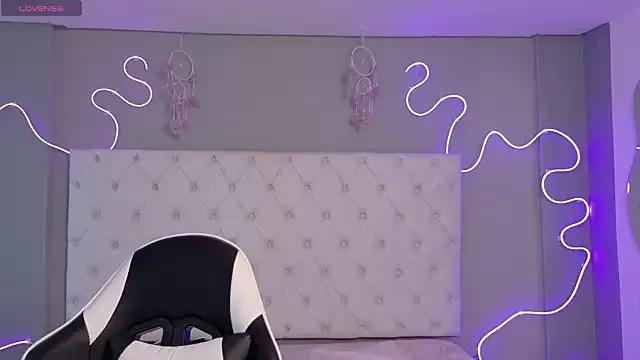 Emma_visconti from StripChat is Freechat