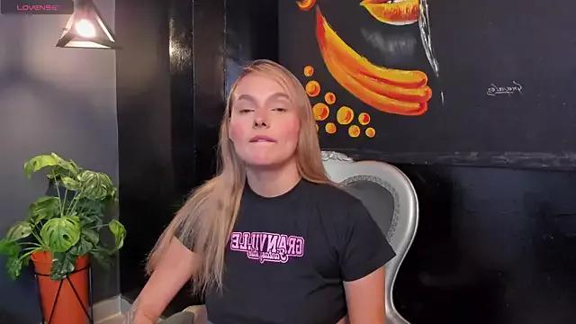 Emmaa_white_ from StripChat is Freechat