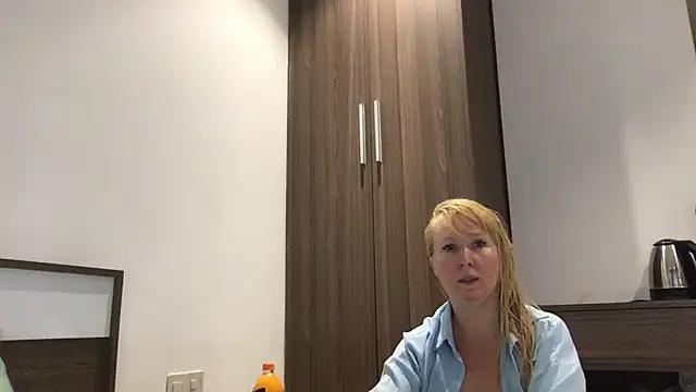 EmmaInLove23 from StripChat