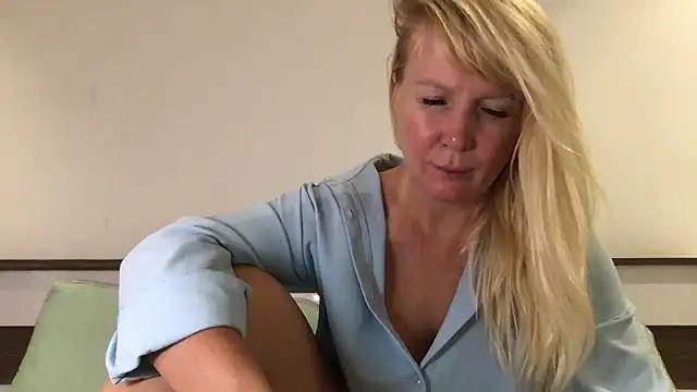 EmmaInLove23 from StripChat