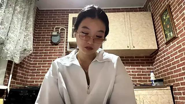 EmmaLeexth from StripChat is Freechat