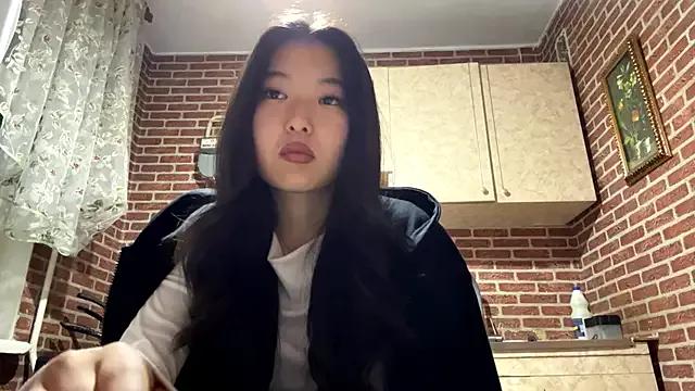 EmmaLeexth from StripChat is Freechat