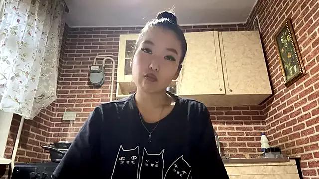 EmmaLeexth from StripChat is Freechat