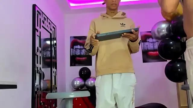 Explore our live girls sluts from our Custom and Multi clubs and checkout exclusive access to highly interactive content, such as shape, hair, titties, pussy type and many more.