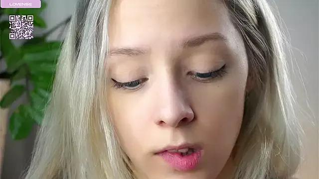 EngelFugler from StripChat is Freechat