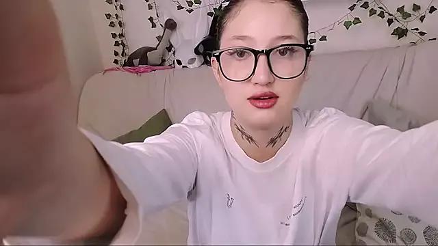 EvelinePearl from StripChat is Freechat