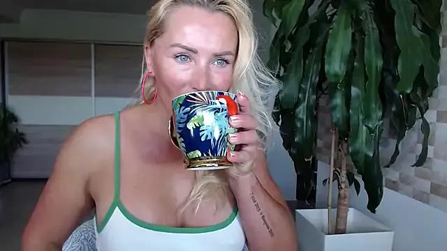 eyesangel22 from StripChat
