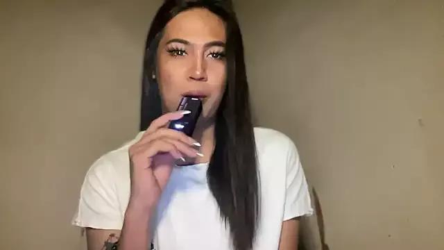 fallon_empress143 from StripChat