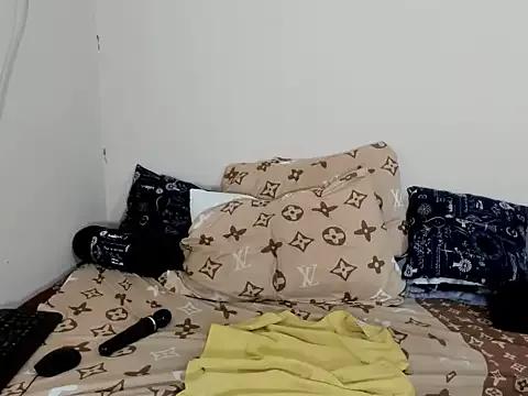 GoldenThickGirl from StripChat is Freechat