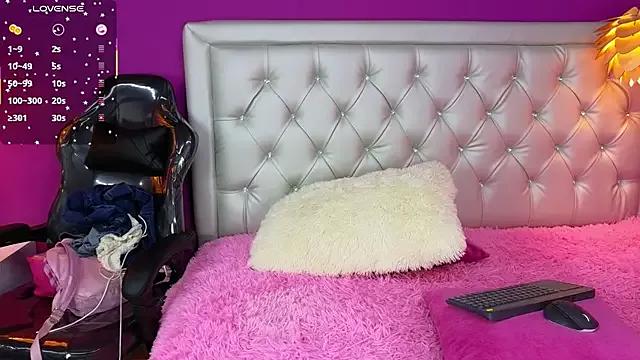 Explore our live girls sluts from our Custom and Multi clubs and checkout exclusive access to highly interactive content, such as shape, hair, titties, pussy type and many more.