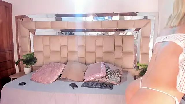 Explore our live girls sluts from our Custom and Multi clubs and checkout exclusive access to highly interactive content, such as shape, hair, titties, pussy type and many more.