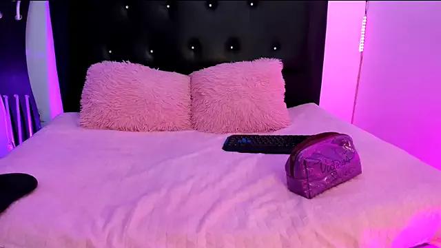 Explore our live girls sluts from our Custom and Multi clubs and checkout exclusive access to highly interactive content, such as shape, hair, titties, pussy type and many more.