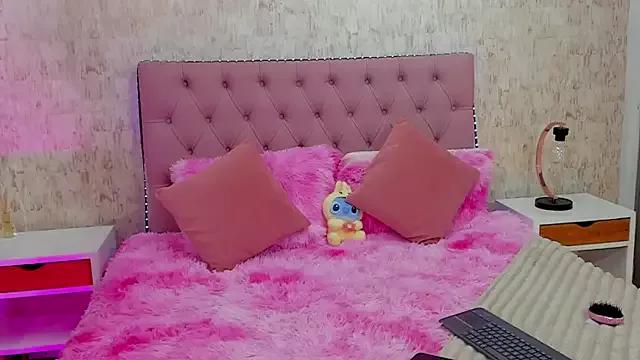 Explore our live girls sluts from our Custom and Multi clubs and checkout exclusive access to highly interactive content, such as shape, hair, titties, pussy type and many more.