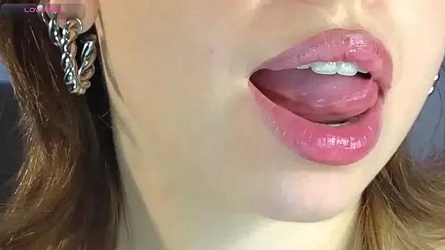 Hanny_babyy from StripChat is Freechat