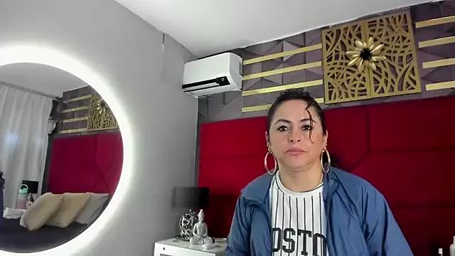 hanny_milf from StripChat