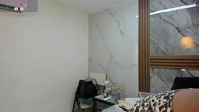 HannyMansonh from StripChat