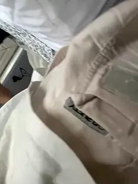 Hansomellyfine from StripChat is Freechat