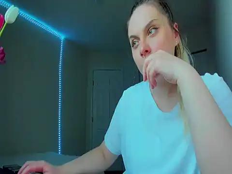 HappyIva from StripChat