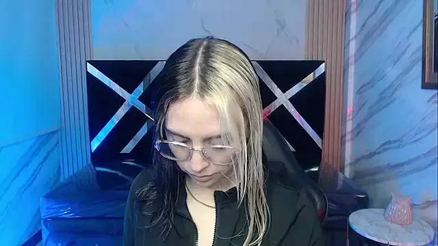 Hela_v webcams show profile image 