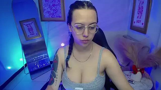 Hela_v webcams show profile image 