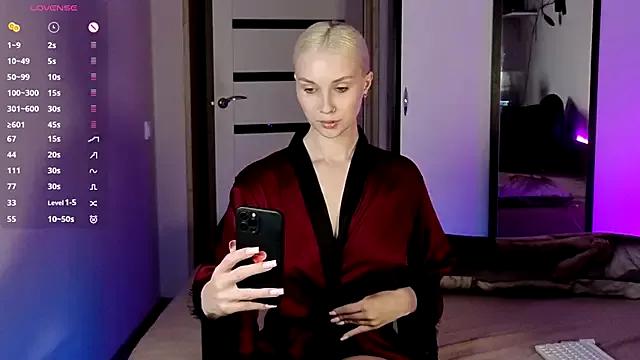 HitchcocianBlonde from StripChat is Freechat