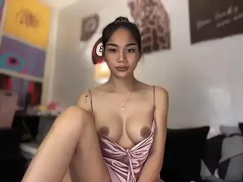 HoleeLaura from StripChat is Freechat