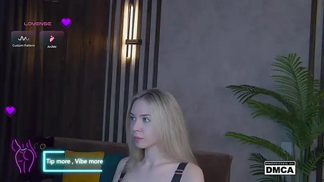 Holl1Would from StripChat