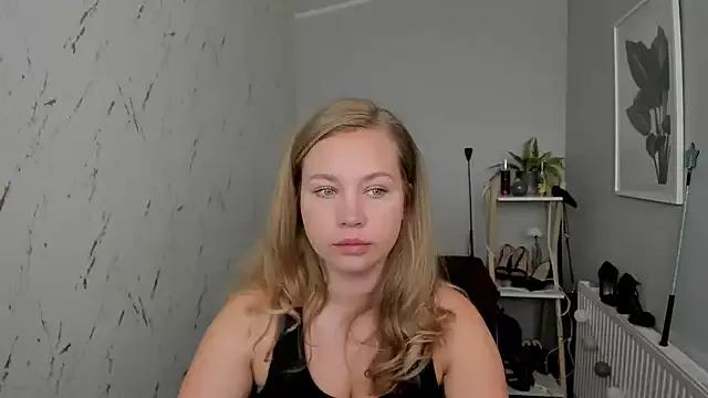 holly_xglam from StripChat