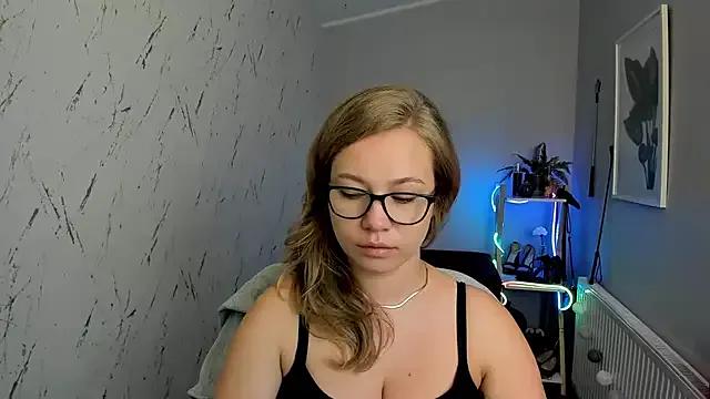 holly_xglam from StripChat