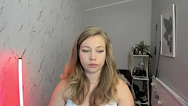 holly_xglam from StripChat