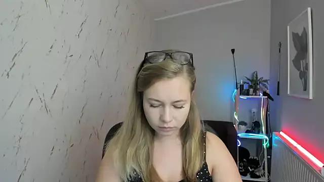 holly_xglam from StripChat