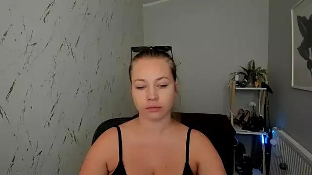 holly_xglam from StripChat
