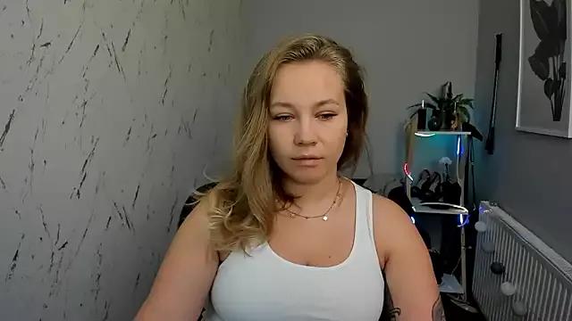 holly_xglam from StripChat