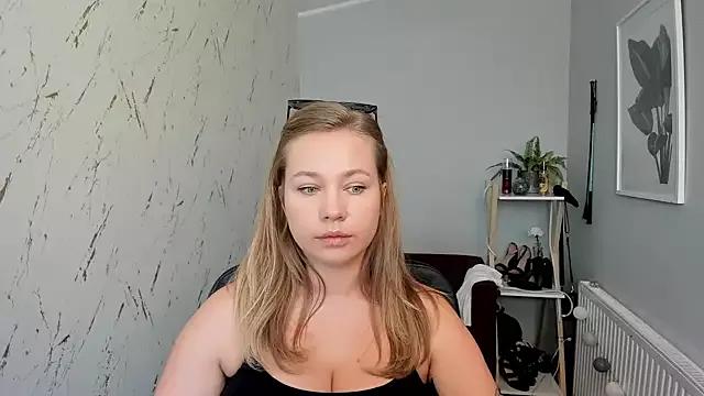 holly_xglam from StripChat