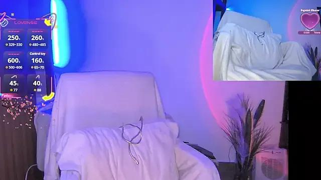 HollyDominic from StripChat