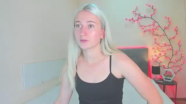 HollyTailors from StripChat