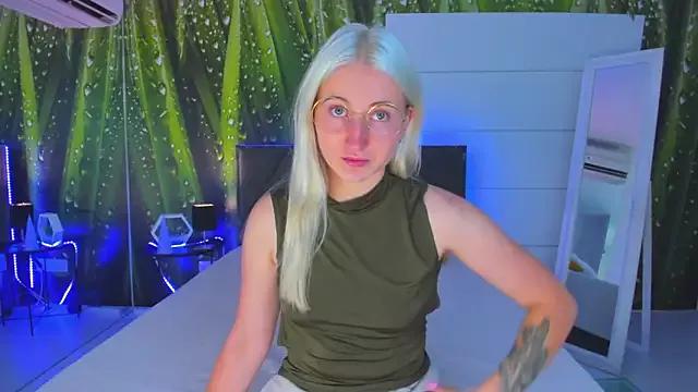 HollyTailors from StripChat
