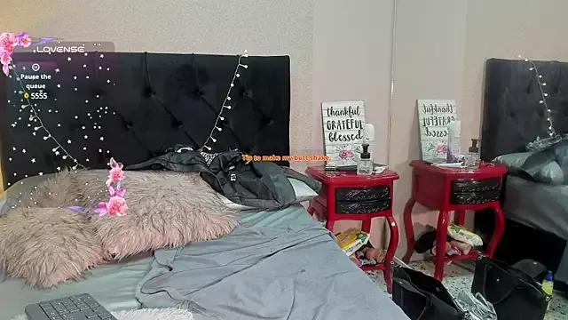 HollyWould__ from StripChat