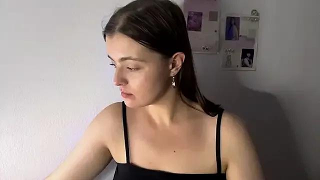 HoneyMist from StripChat is Freechat