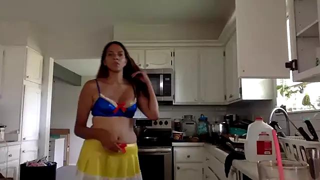 HoneyRaynes from StripChat is Freechat